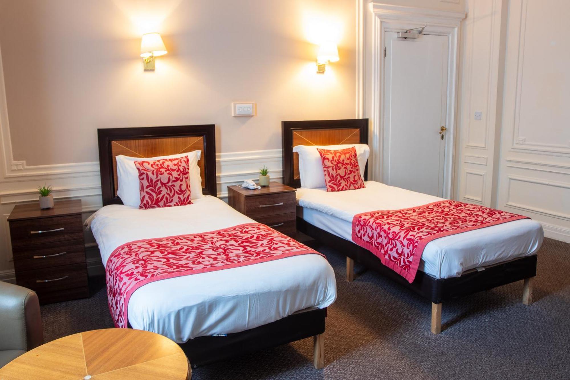 Adelphi Hotel 3*